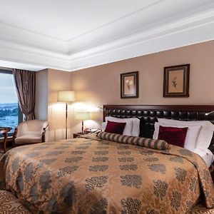 Eck-Zimmer mit Kingsize-Bett